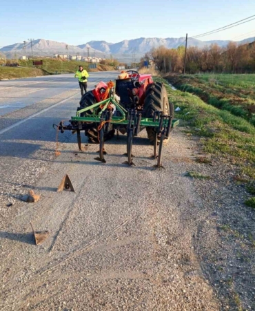 traktore-arkadan-carpan-otomobilde-surucu-yaralandi-kaza-ani-ve-sonrasi-fUjbQN9w.jpg