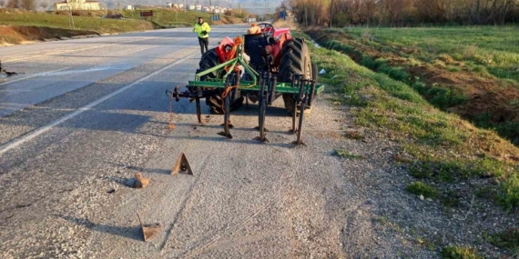 Traktöre Arkadan Çarpan Otomobilde Sürücü Yaralandı: Kaza Anı ve Sonrası Traktöre Arkadan Çarpan Otomobilde Sürücü Yaralandı: Kaza Anı ve Sonrası