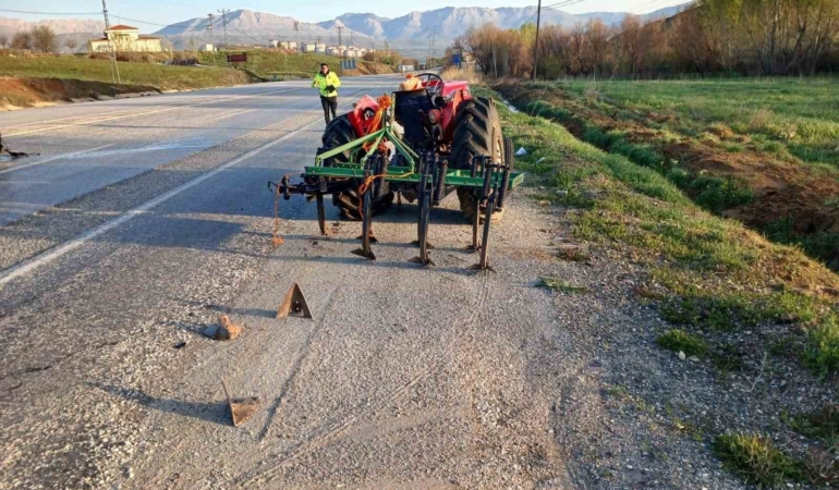 traktore-arkadan-carpan-otomobilde-surucu-yaralandi-kaza-ani-ve-sonrasi-fUjbQN9w.jpg