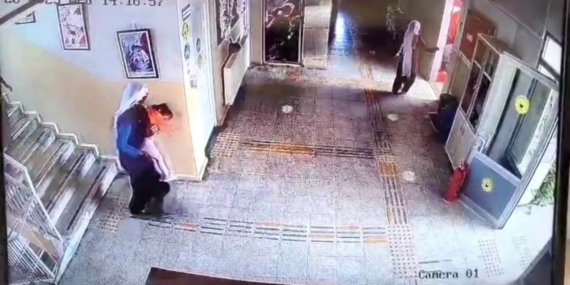 Tunceli'de Müdürün Uyguladığı Heimlich Manevrası ile Minik Çocuğun Hayatı Kurtarıldı Tunceli’de Müdürün Uyguladığı Heimlich Manevrası ile Minik Çocuğun Hayatı Kurtarıldı