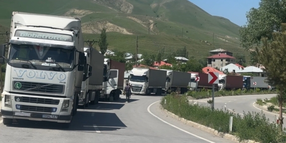 Türkiye-İran Sınırında 2 Kilometrelik Tır Kuyruğu: Sınır Ticaretinin Yeni Yüzü Türkiye-İran Sınırında 2 Kilometrelik Tır Kuyruğu: Sınır Ticaretinin Yeni Yüzü