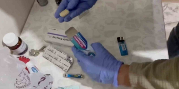 Uyuşturucuları İlaç Kapları ve Çamaşır Makinesindeki Çoraplara Gizlemişler Uyuşturucuları İlaç Kapları ve Çamaşır Makinesindeki Çoraplara Gizlemişler