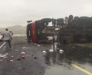 van-hakkari-karayolunda-tir-devrildi-2-kisi-yaralandi-TFjxSVkE.jpg