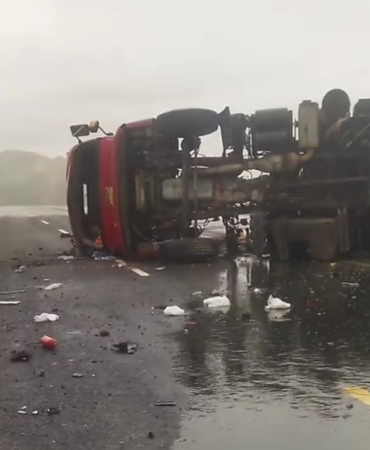 van-hakkari-karayolunda-tir-devrildi-2-kisi-yaralandi-TFjxSVkE.jpg