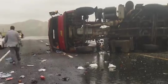 Van-Hakkari Karayolunda Tır Devrildi: 2 Kişi Yaralandı Van-Hakkari Karayolunda Tır Devrildi: 2 Kişi Yaralandı
