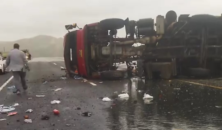 van-hakkari-karayolunda-tir-devrildi-2-kisi-yaralandi-TFjxSVkE.jpg