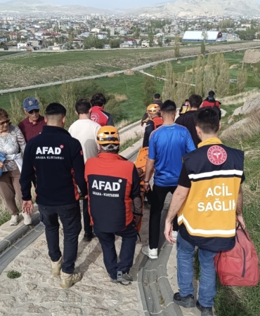 van-kalesinde-dusen-yasli-kadin-kahramanlar-tarafindan-kurtarildi-b2qr5Pa1.jpg