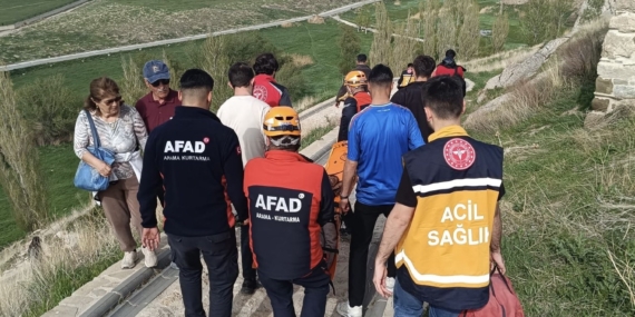 Van Kalesi'nde Düşen Yaşlı Kadın Kahramanlar Tarafından Kurtarıldı Van Kalesi’nde Düşen Yaşlı Kadın Kahramanlar Tarafından Kurtarıldı