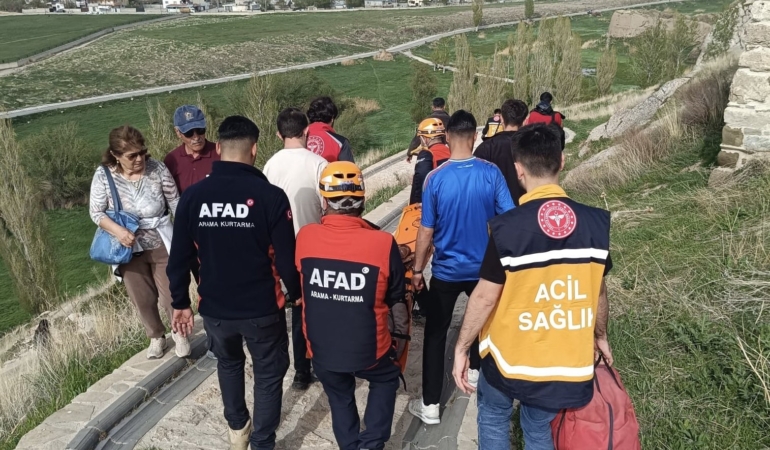 van-kalesinde-dusen-yasli-kadin-kahramanlar-tarafindan-kurtarildi-b2qr5Pa1.jpg