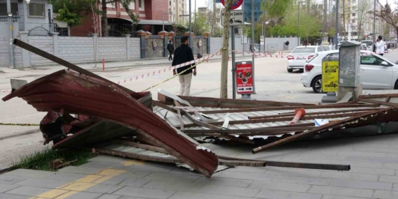 Van'da Fırtına: Çatıları Uçuran ve Ağaçları Deviren Doğa Olayı Van’da Fırtına: Çatıları Uçuran ve Ağaçları Deviren Doğa Olayı
