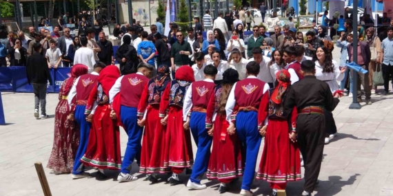 Van'da Heyecan Dolu 'Gençlik Spor Festivalleri' Başladı! Van’da Heyecan Dolu ‘Gençlik Spor Festivalleri’ Başladı!