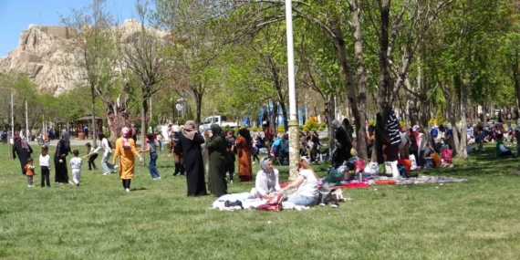 Van'da Hıdırellez Kutlamaları: Renklerin ve Geleneklerin Buluştuğu Anlar Van’da Hıdırellez Kutlamaları: Renklerin ve Geleneklerin Buluştuğu Anlar