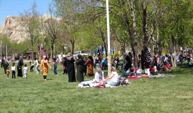 vanda-hidirellez-kutlamalari-renklerin-ve-geleneklerin-bulustugu-anlar-XFjAzayX.jpg