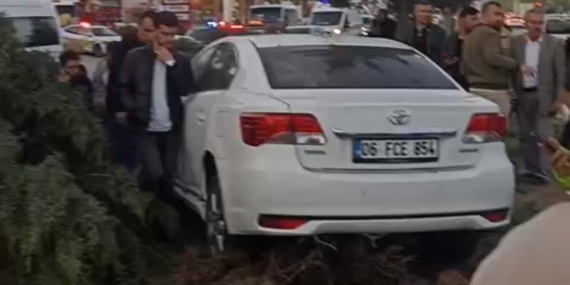 Van'da Kontrolden Çıkan Araç Ağaçla Çarpıp 2 Kişiyi Yaraladı Van’da Kontrolden Çıkan Araç Ağaçla Çarpıp 2 Kişiyi Yaraladı
