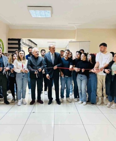 vanda-sanatin-yuzu-tiyatro-dekorlari-maket-sergisi-acilisi-UPnSejKe.jpg