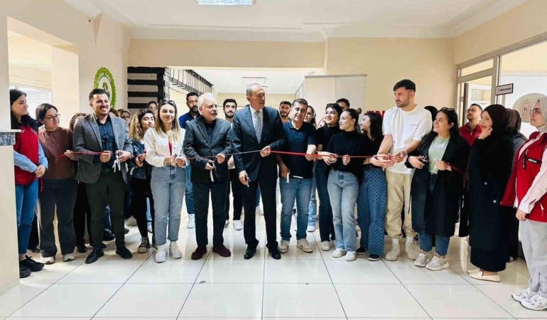 vanda-sanatin-yuzu-tiyatro-dekorlari-maket-sergisi-acilisi-UPnSejKe.jpg