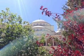 vanda-yarim-asirlik-hazreti-omer-camiinde-tarihi-son-cuma-namazi-kilindi-YVA1dNRc.jpg