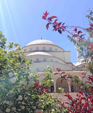 vanda-yarim-asirlik-hazreti-omer-camiinde-tarihi-son-cuma-namazi-kilindi-YVA1dNRc.jpg