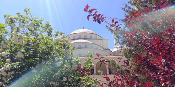Van'da Yarım Asırlık Hazreti Ömer Camii'nde Tarihi Son Cuma Namazı Kılındı Van’da Yarım Asırlık Hazreti Ömer Camii’nde Tarihi Son Cuma Namazı Kılındı