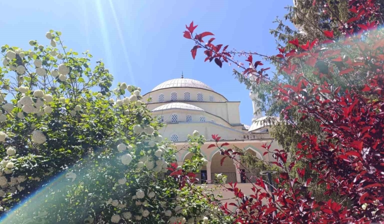 vanda-yarim-asirlik-hazreti-omer-camiinde-tarihi-son-cuma-namazi-kilindi-YVA1dNRc.jpg