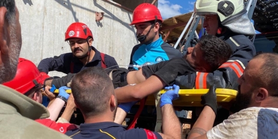 Vinçte Fenalaşan Operatör, İtfaiye Eri Müdahalesiyle Hastaneye Kaldırıldı Vinçte Fenalaşan Operatör, İtfaiye Eri Müdahalesiyle Hastaneye Kaldırıldı