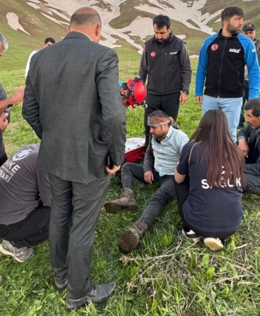 yuksekovada-ot-toplarken-bayilan-genc-icin-acil-yardim-ekipleri-seferber-oldu-Dbt9f6Ae.jpg