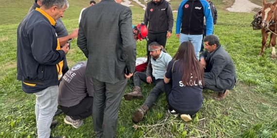 Yüksekova'da Ot Toplarken Bayılan Genç İçin Acil Yardım Ekipleri Seferber Oldu Yüksekova’da Ot Toplarken Bayılan Genç İçin Acil Yardım Ekipleri Seferber Oldu