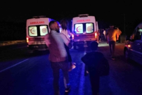 adilcevazda-hafif-ticari-arac-traktore-carpti-7-kisi-yaralandi-Q2CumNIa.jpg