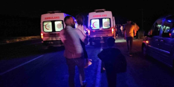 Adilcevaz'da Hafif Ticari Araç Traktöre Çarptı: 7 Kişi Yaralandı Adilcevaz’da Hafif Ticari Araç Traktöre Çarptı: 7 Kişi Yaralandı