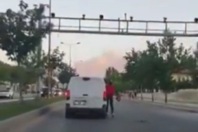 araca-siki-sikiya-tutunan-patenli-genc-tehlikeli-yolculugun-goruntuleri-qGMvNC8k.jpg