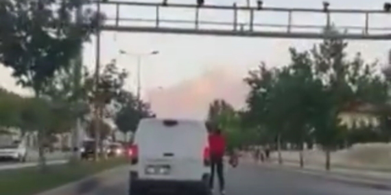 Araca Sıkı Sıkıya Tutunan Patenli Genç: Tehlikeli Yolculuğun Görüntüleri Araca Sıkı Sıkıya Tutunan Patenli Genç: Tehlikeli Yolculuğun Görüntüleri