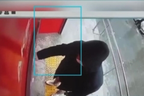 atm-onlerinde-dolandiricilik-suphelilerin-kilik-degistirip-kacisi-kameralara-yansidi-uJcpM2nK.jpg