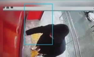 atm-onlerinde-dolandiricilik-suphelilerin-kilik-degistirip-kacisi-kameralara-yansidi-uJcpM2nK.jpg
