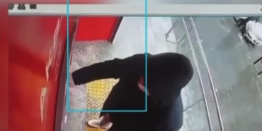 atm-onlerinde-dolandiricilik-suphelilerin-kilik-degistirip-kacisi-kameralara-yansidi-uJcpM2nK.jpg