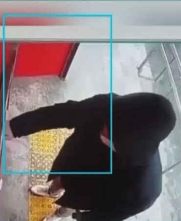 atm-onlerinde-dolandiricilik-suphelilerin-kilik-degistirip-kacisi-kameralara-yansidi-uJcpM2nK.jpg