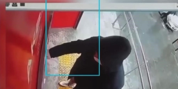 ATM Önlerinde Dolandırıcılık: Şüphelilerin Kılık Değiştirip Kaçışı Kameralara Yansıdı ATM Önlerinde Dolandırıcılık: Şüphelilerin Kılık Değiştirip Kaçışı Kameralara Yansıdı