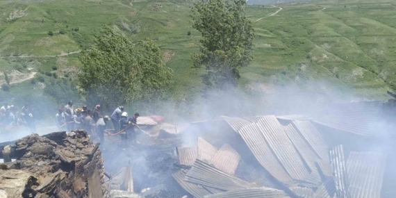 Bahçesaray'da Korkunç Yangın: 14 Yaşındaki Çocuk Dumandan Zehirlendi, Hayatını Kaybetti Bahçesaray’da Korkunç Yangın: 14 Yaşındaki Çocuk Dumandan Zehirlendi, Hayatını Kaybetti