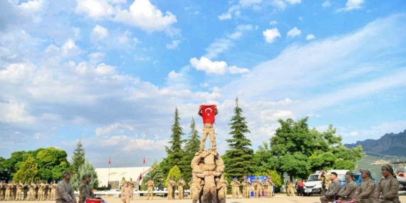 Bakan Göktaş'ın Tunceli Ziyareti: Kıbrıs Gazisi ile Buluşma ve Jandarma Yıldönümü Kutlaması Bakan Göktaş’ın Tunceli Ziyareti: Kıbrıs Gazisi ile Buluşma ve Jandarma Yıldönümü Kutlaması