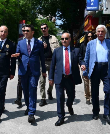 bakan-yardimcisi-aktas-ve-vali-aygol-bayram-coskusunu-vatandaslarla-paylasti-j3IiNYKa.jpg