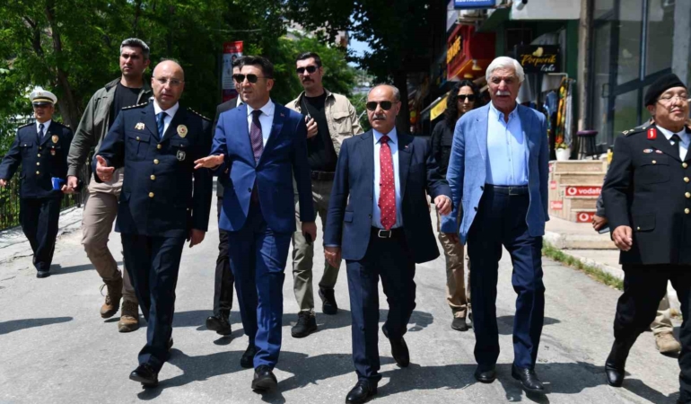 bakan-yardimcisi-aktas-ve-vali-aygol-bayram-coskusunu-vatandaslarla-paylasti-j3IiNYKa.jpg