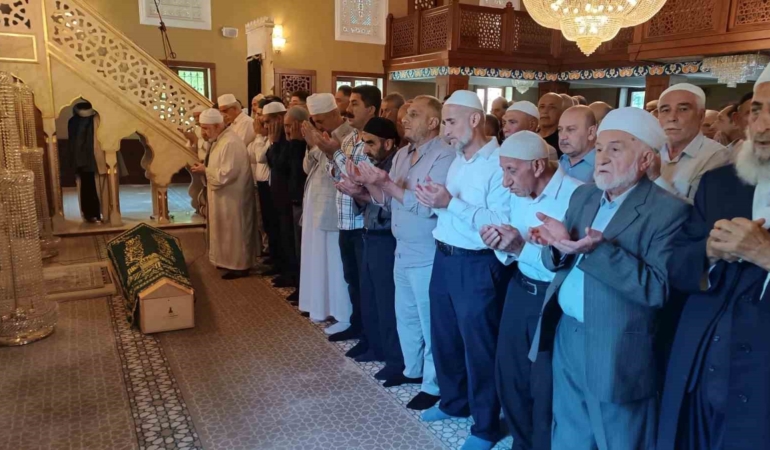 batmanda-aile-mezarliginda-topraga-verilen-danistay-hakimi-uWzEU2tm.jpg