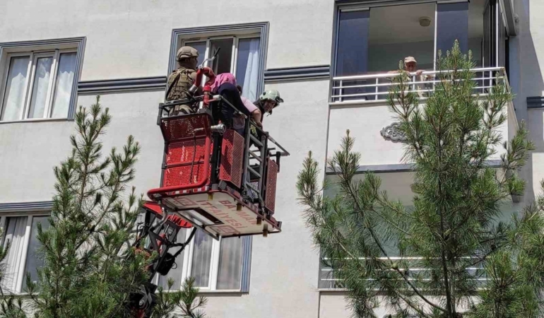 batmanda-cocuklarinin-tahriyle-rehin-aldigi-aile-kurtarildi-JlwJ5w1E.jpg