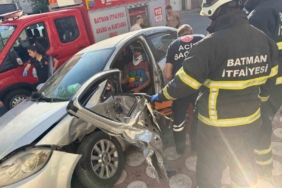 batmanda-otomobil-carpismasi-sikisan-surucu-kahramanlar-tarafindan-kurtarildi-aPM4tDSP.jpg