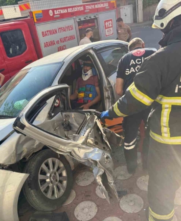batmanda-otomobil-carpismasi-sikisan-surucu-kahramanlar-tarafindan-kurtarildi-aPM4tDSP.jpg