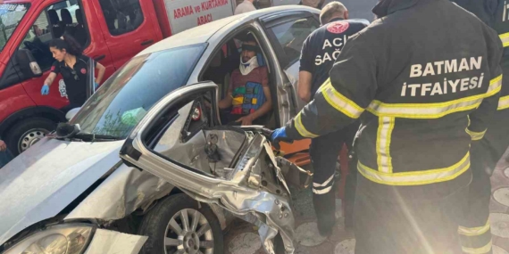 Batman’da Otomobil Çarpışması: Sıkışan Sürücü Kahramanlar Tarafından Kurtarıldı