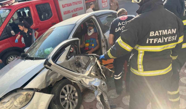 batmanda-otomobil-carpismasi-sikisan-surucu-kahramanlar-tarafindan-kurtarildi-aPM4tDSP.jpg