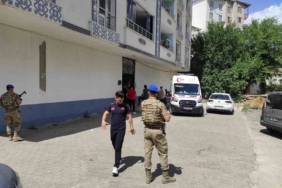 batmanda-psikolojik-sorunlari-olan-bir-kisi-ailesini-tehdit-ederek-rehin-aldi-IEFlOek2.jpg
