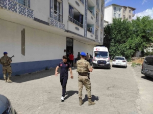batmanda-psikolojik-sorunlari-olan-bir-kisi-ailesini-tehdit-ederek-rehin-aldi-IEFlOek2.jpg