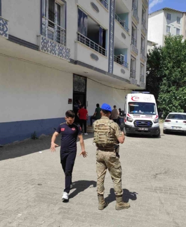 batmanda-psikolojik-sorunlari-olan-bir-kisi-ailesini-tehdit-ederek-rehin-aldi-IEFlOek2.jpg