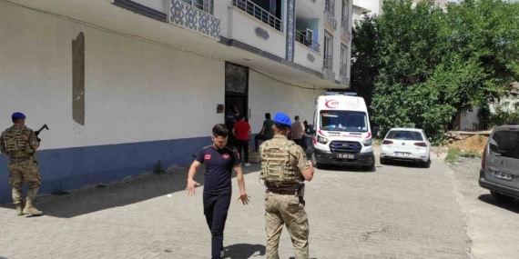 Batman'da Psikolojik Sorunları Olan Bir Kişi, Ailesini Tehdit Ederek Rehin Aldı Batman’da Psikolojik Sorunları Olan Bir Kişi, Ailesini Tehdit Ederek Rehin Aldı